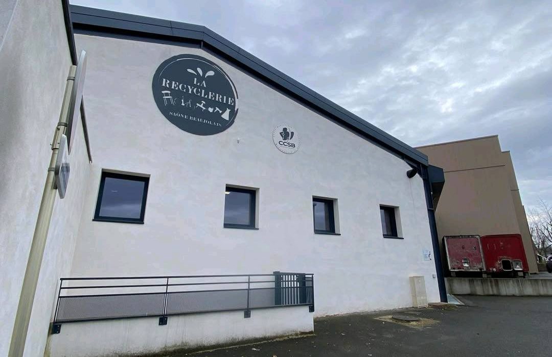 Bâtiment d'entrée de la recyclerie de Lancié dans le Beaujolais