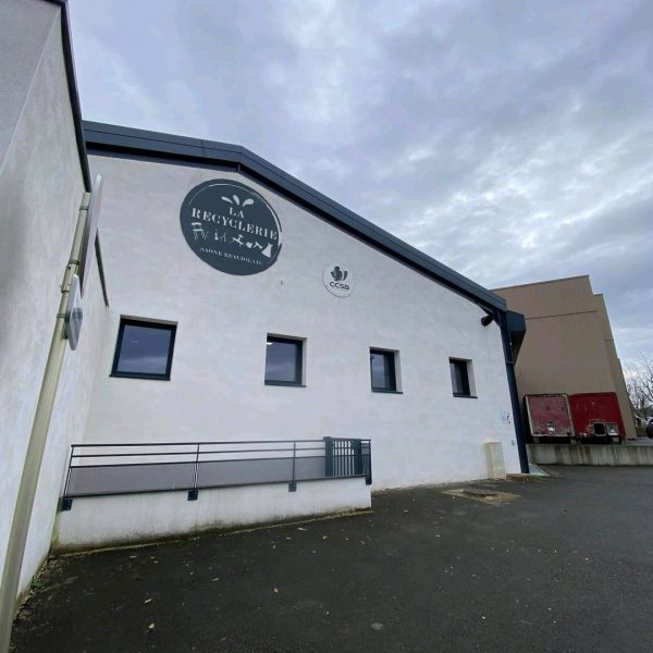Bâtiment d'entrée de la recyclerie de Lancié dans le Beaujolais