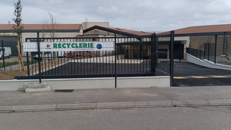 Entrée pour les dépôts de la recyclerie de Lancié dans le Beaujolais