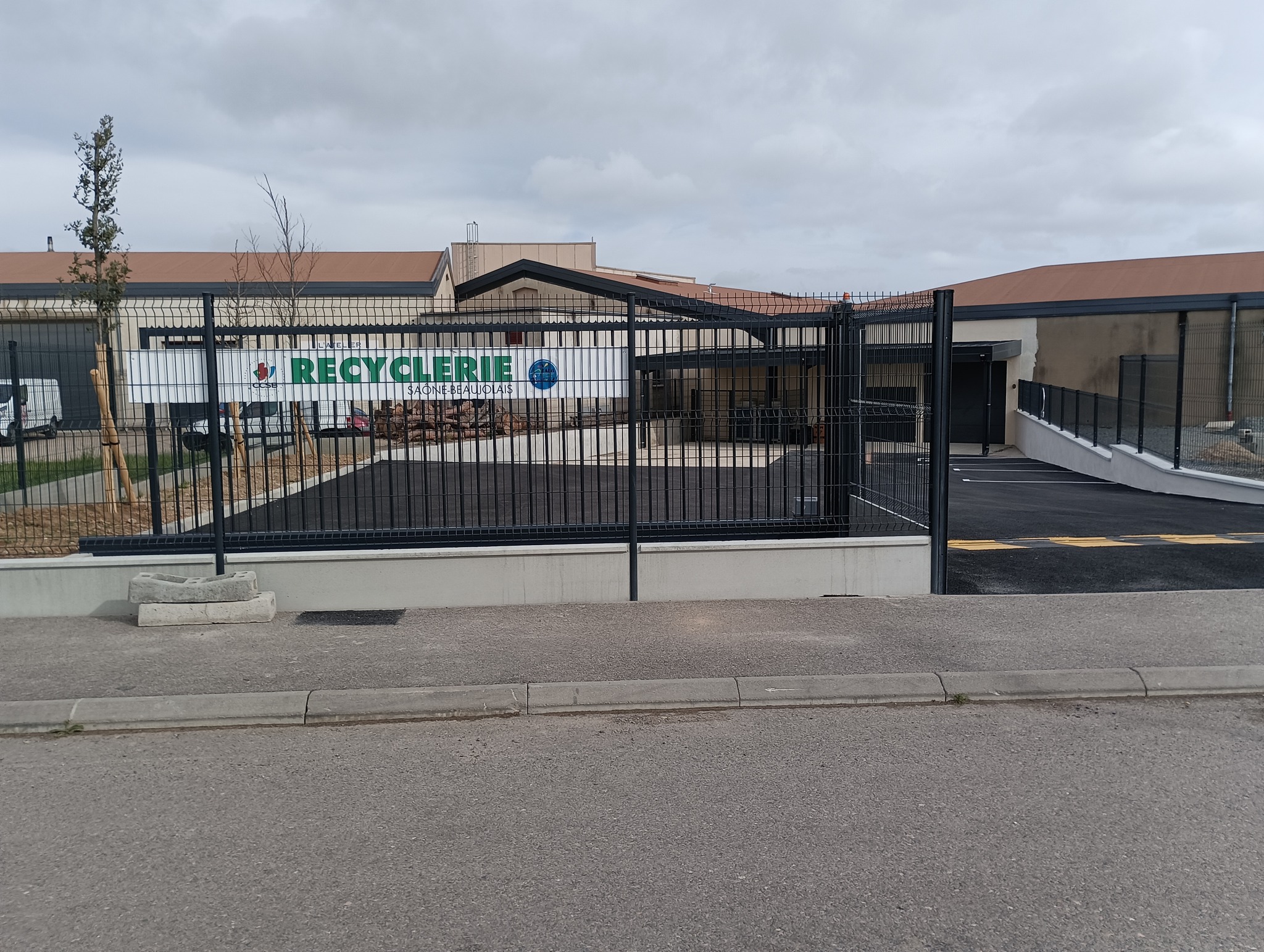 Entrée pour les dépôts de la recyclerie de Lancié dans le Beaujolais