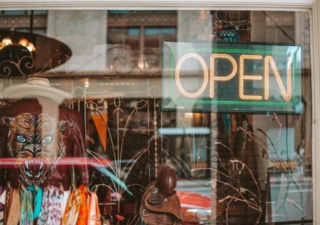 Vitrine qui indique que la boutique est ouverte